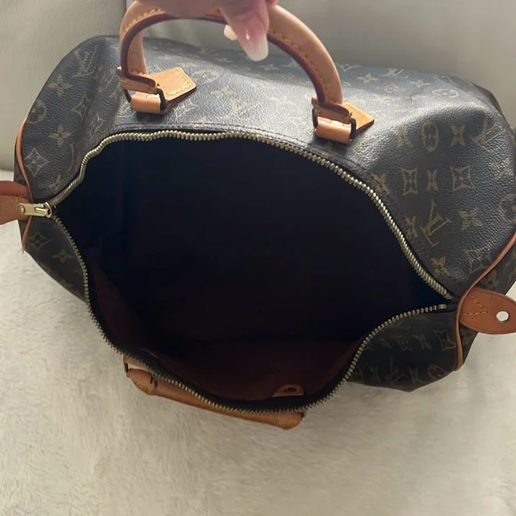 Authentic Louis Vuitton Monogram Speedy 40 Handbag with lock and key - Picture 10 of 12